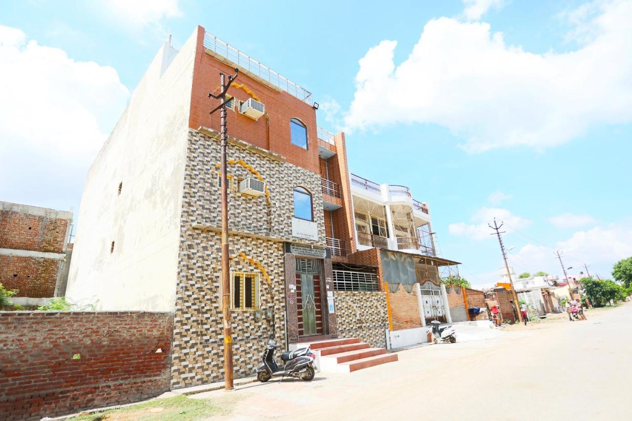 Oyo 44361 Shri Lajjaram Ashram Hotel Vrindāvan Exterior foto